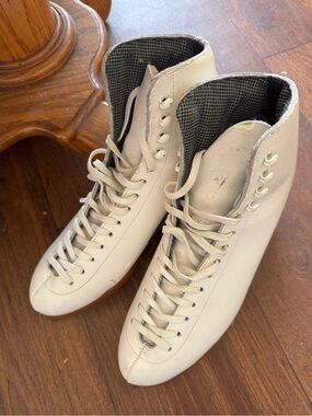 RIEDELL White Leather Lace-Up Figure Skates ⛸️